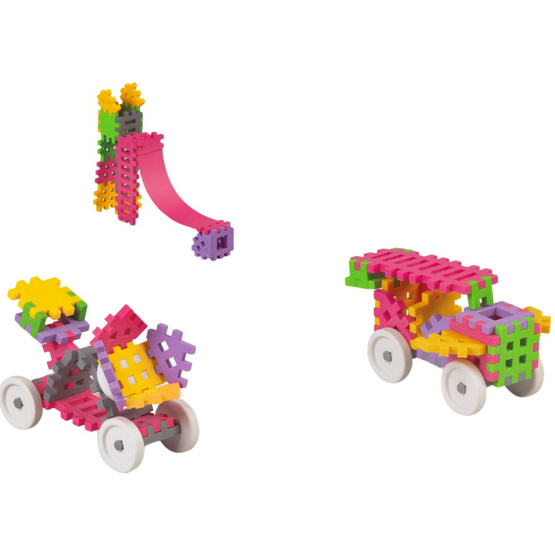 Drie kleurrijke bouwwerken van wafelblokken: een glijbaan, een voertuig met propeller en een auto.