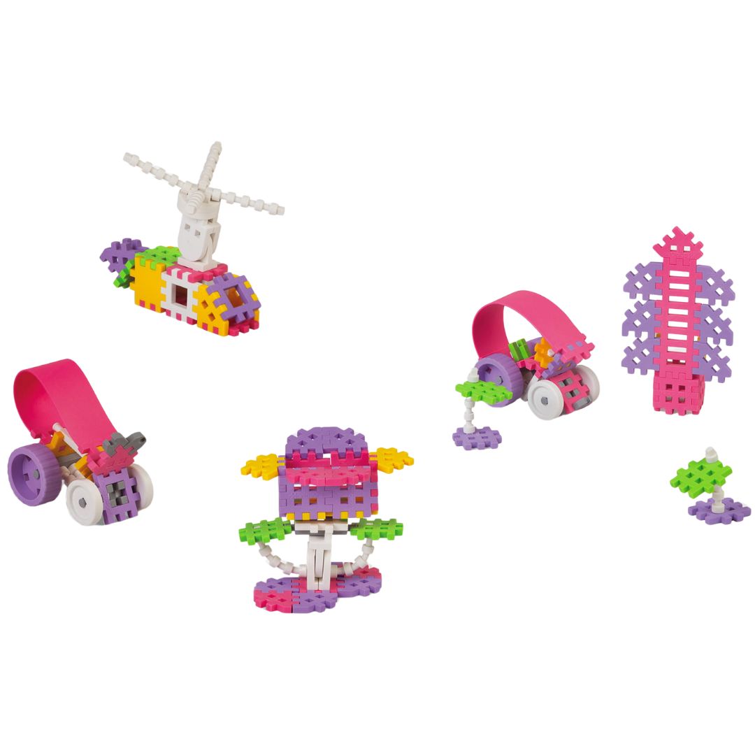 Vijf verschillende creaties van Marioinex mini wafelblokken, waaronder een helikopter en twee karretjes.