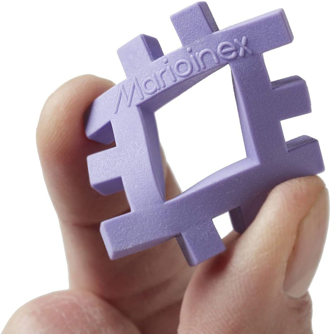 Een hand houdt een paars Marioinex mini wafelblok vast, met het merklogo erop.