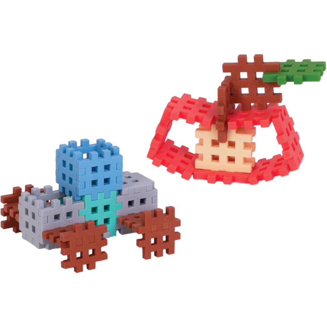 Marioinex mini waffle bouwblokken in pastelkleuren, gevormd als een autootje en een appel.