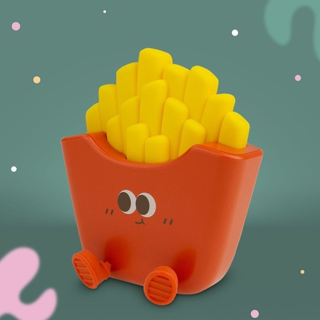 mary's nachtlampje in de vorm van een rode frietbak met gele frietjes en een vrolijk gezichtje, op een speelse achtergrond.