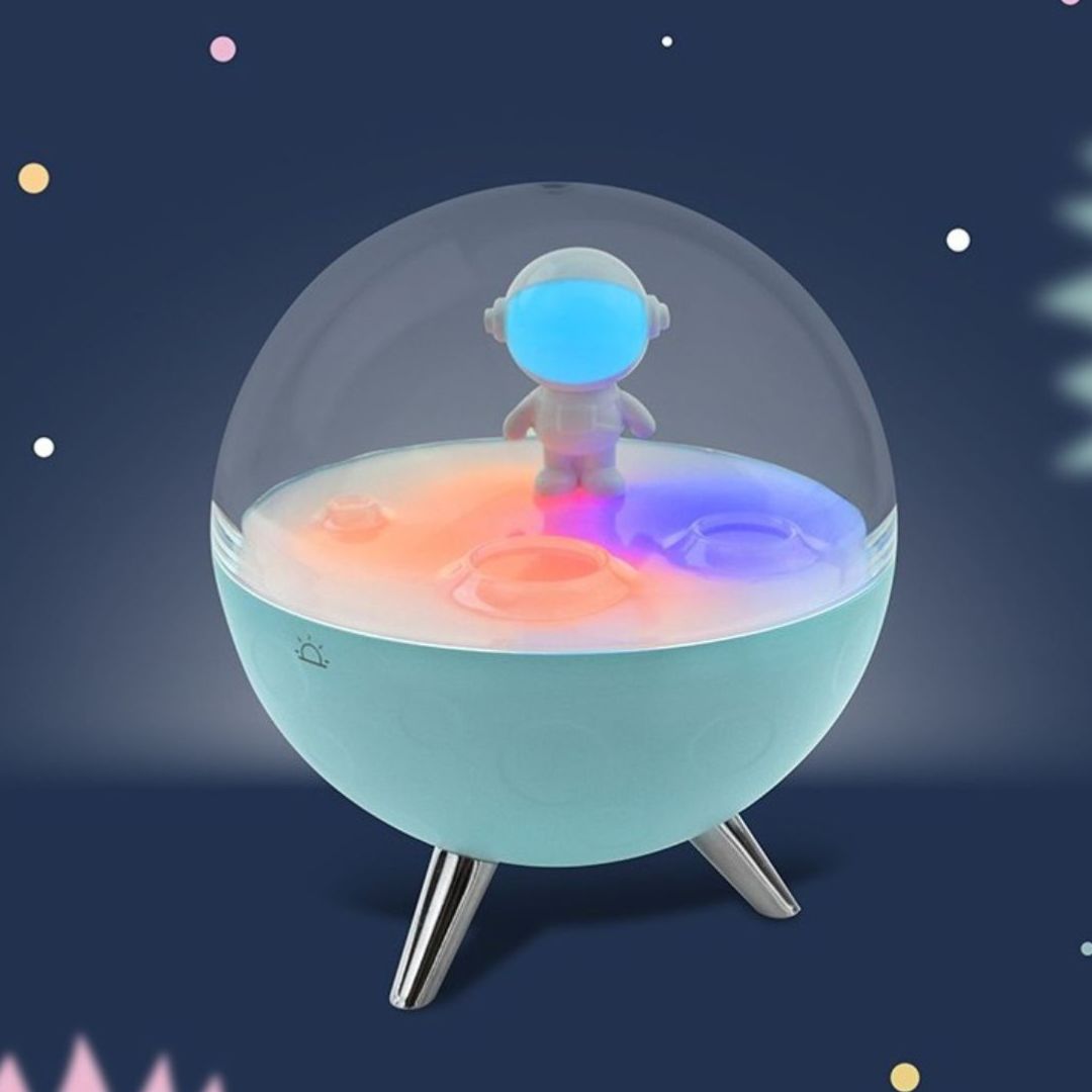 Mary's nachtlampje maan met astronautfiguur en gekleurd licht tegen een donkerblauwe achtergrond met sterren.