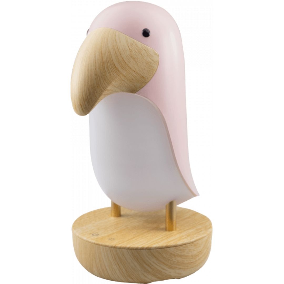 mary's roze toekan nachtlampje met houten details op een witte achtergrond.