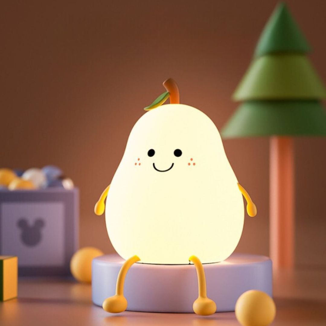 Het mary's nachtlampje in de vorm van een peer geeft warm wit licht en zit op een paarse standaard.