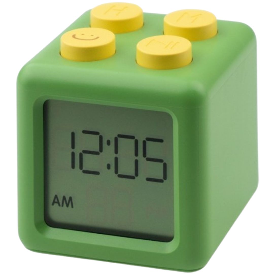 Mary's groene kubusvormige digitale wekker met gele knoppen toont 12:05 AM.