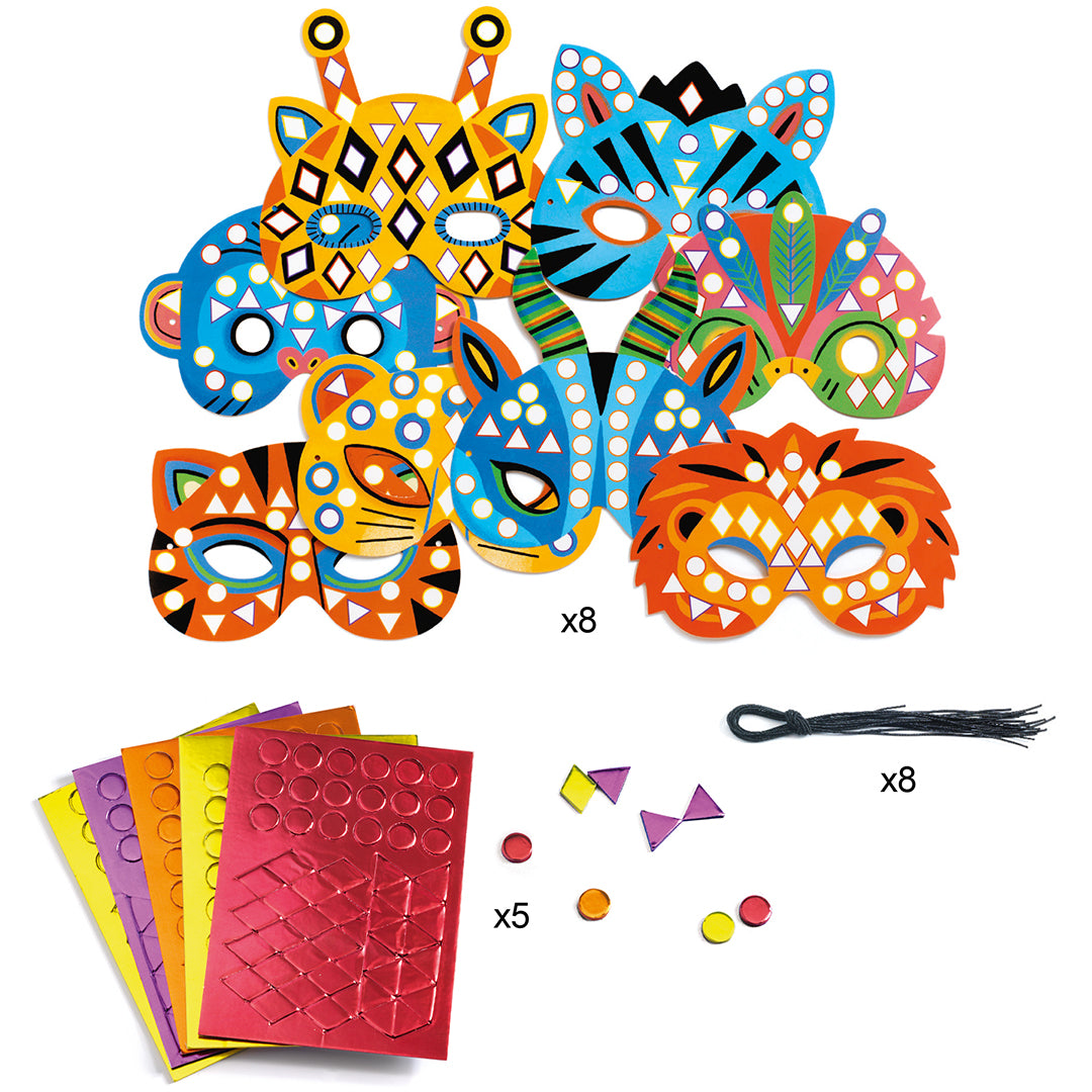 De inhoud van de knutselset: acht onversierde jungle-maskers, mozaïekstickers en elastiekjes.