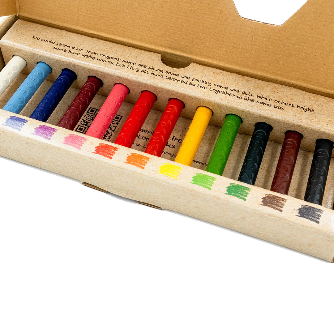 Een open doos Medenka bijenwaskrijtjes met twaalf verschillende kleuren netjes gerangschikt en kleurstalen eronder.