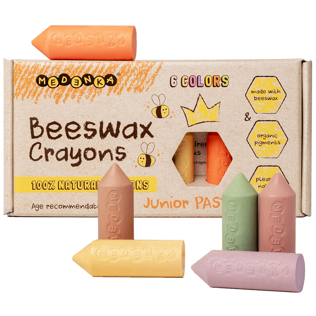 Medenka bijenwaskrijtjes in pastelkleuren, met de verpakking en losse krijtjes op een witte achtergrond.