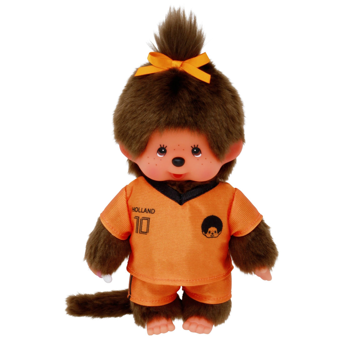 Monchhichi pop meisje in oranje voetbaltenue met 'Holland 10' op de borst.