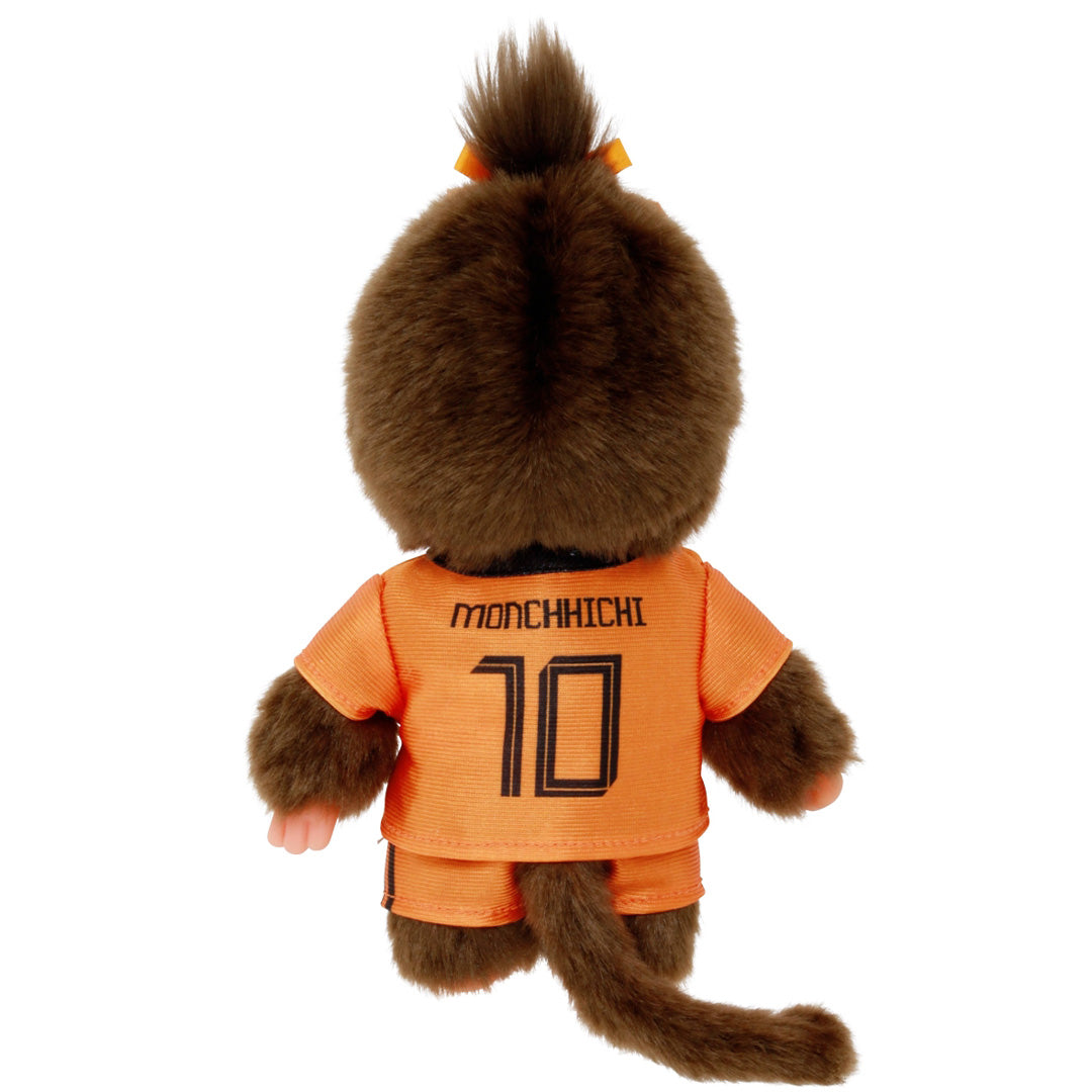 Achterkant van de Monchhichi pop meisje in oranje voetbaltenue met 'Monchhichi 10' op de rug.