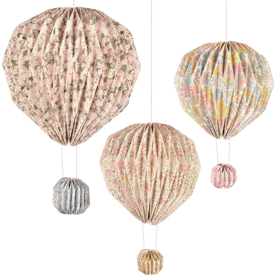 Meri Meri set van drie veelkleurige papieren decoratieballonnen met gebloemd Liberty patroon.