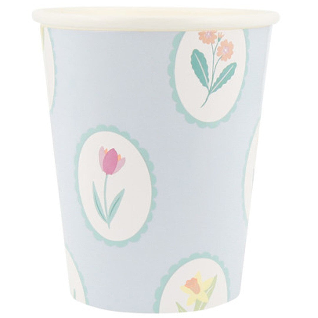 Een Meri Meri papieren beker met lichtblauw patroon van bloemen in ovale kaders.