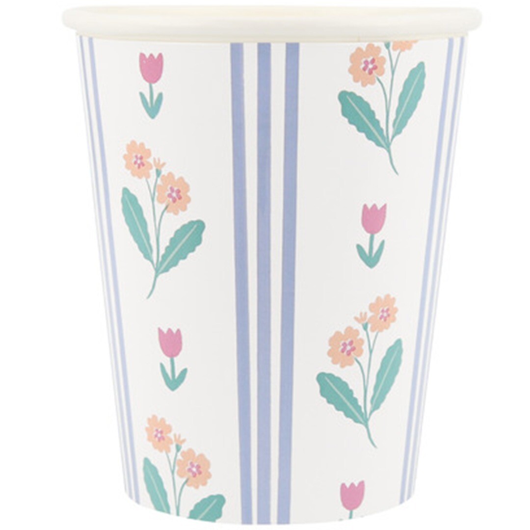 Een Meri Meri papieren beker met wit patroon van blauwe strepen en roze en oranje bloemen.