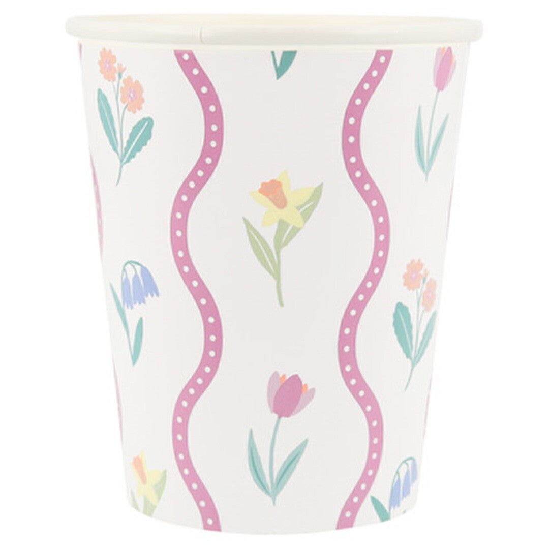 Een Meri Meri papieren beker met wit patroon van roze golvende lijnen en diverse bloemen.