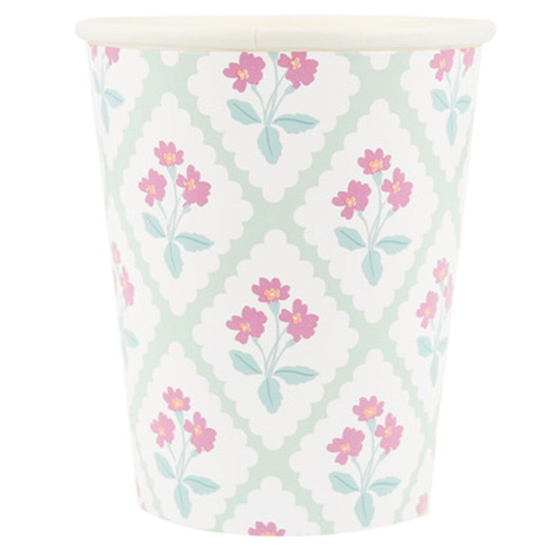 Een Meri Meri papieren beker met lichtgroen geometrisch patroon en roze bloemen.