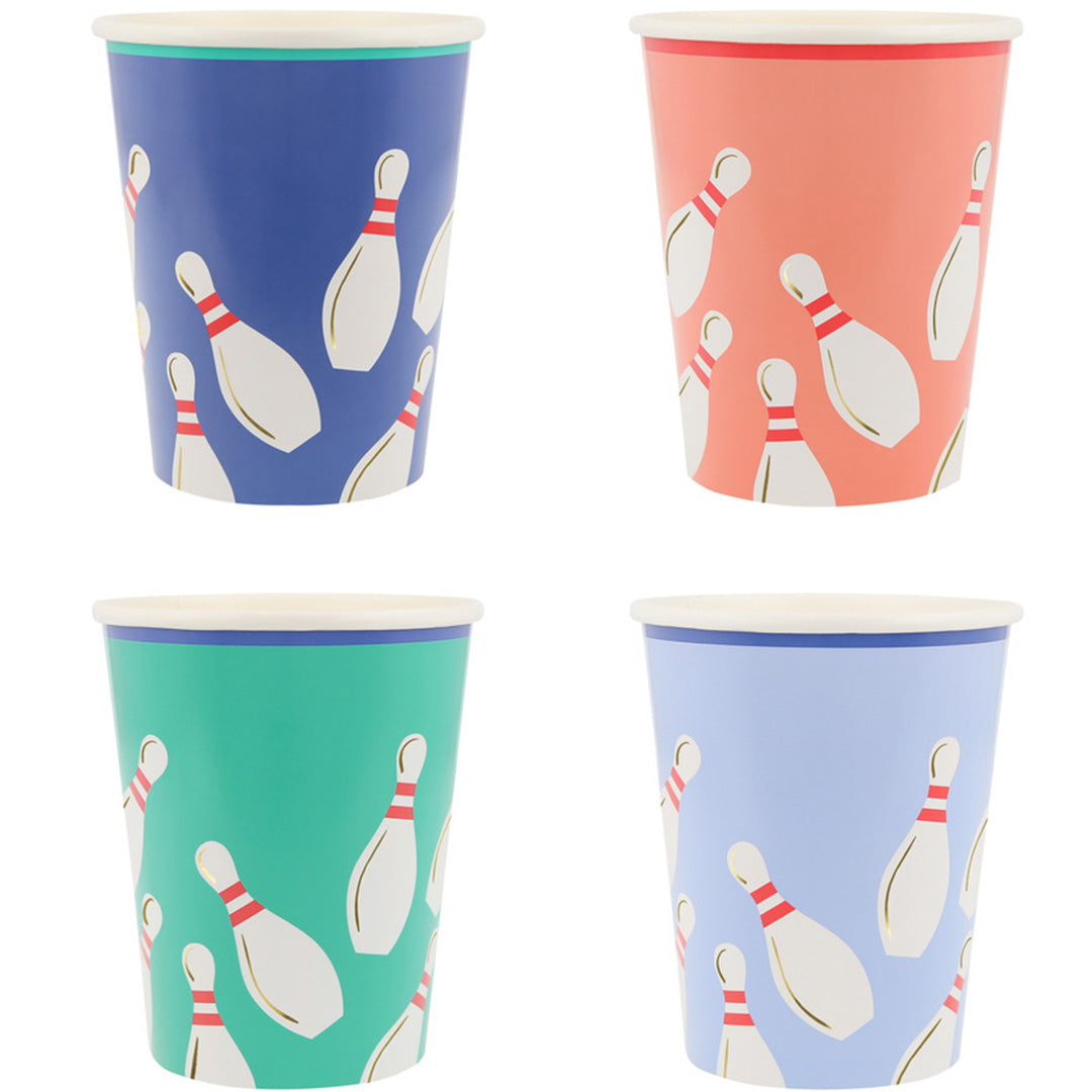 Vier Meri Meri papieren bekers met een bowlingpinpatroon in de kleuren blauw, koraal, groen en lichtblauw.