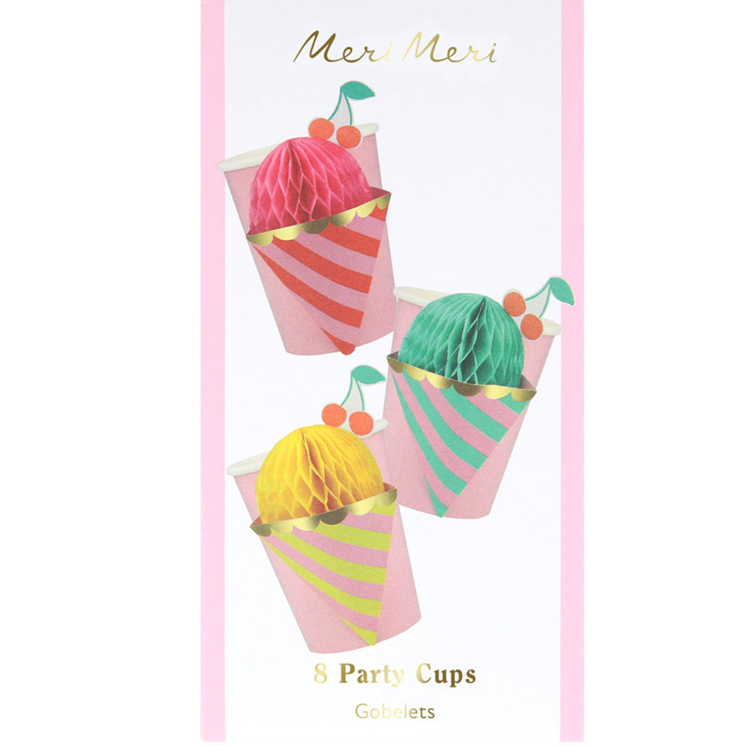 Verpakking van Meri Meri feestbekers met een illustratie van drie ijshoorntjes met honingraatdecoraties en kersen.