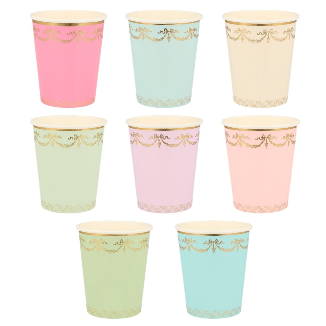 Acht Meri Meri papieren feestbekers in pastelkleuren met gouden decoratie, Ladurée Paris thema.