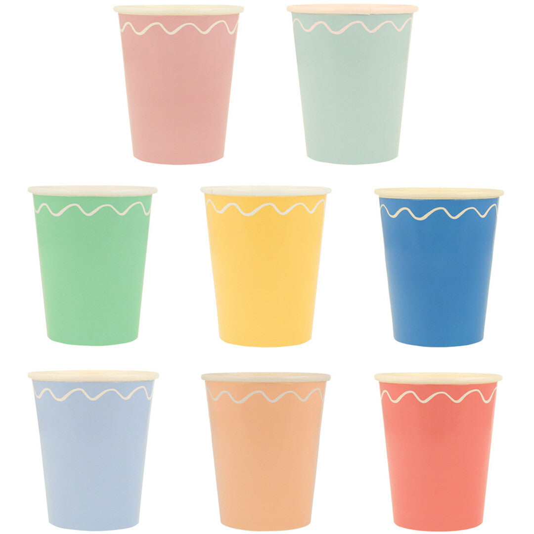 Acht Meri Meri papieren feestbekers in verschillende pastelkleuren met een witte golvende rand.