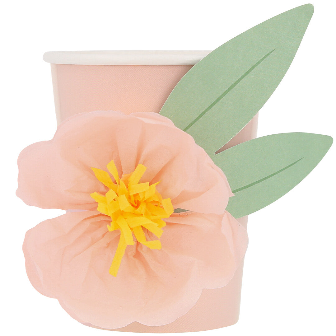 Meri Meri roze papieren feestbeker versierd met een grote roze bloem en groene bladeren.