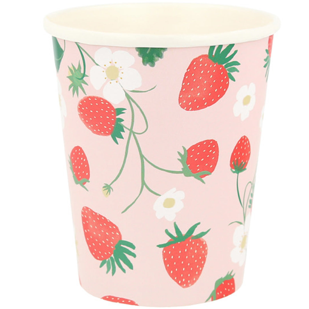 meri meri papieren feestbeker met aardbeien en bloemenpatroon op een roze achtergrond.