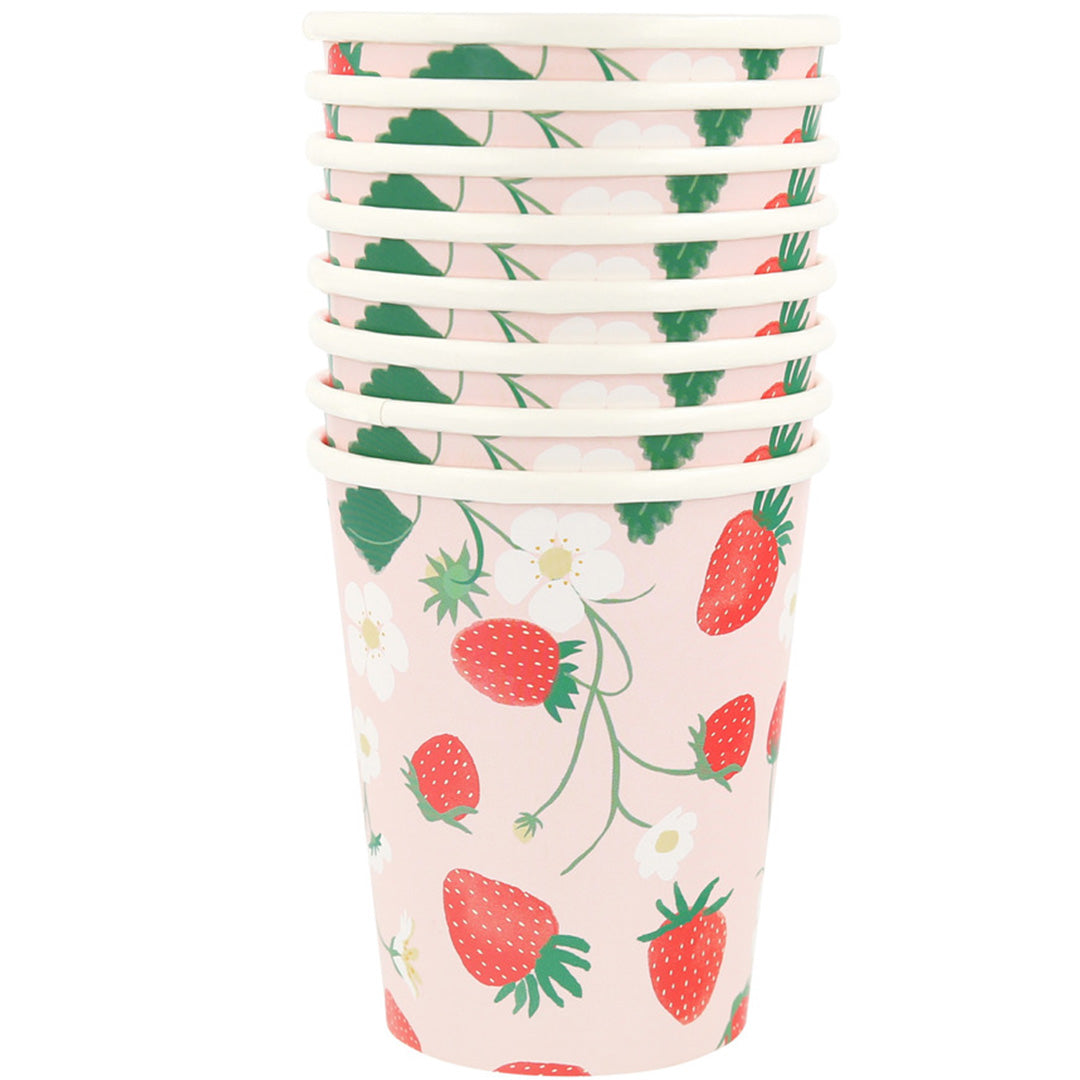 Stapel meri meri papieren feestbekers met aardbeien en bloemenpatroon.