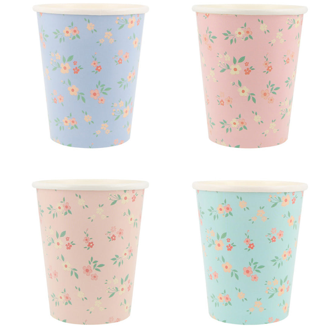 Vier Meri Meri papieren bekers met een vintage bloemenpatroon in verschillende pastelkleuren.