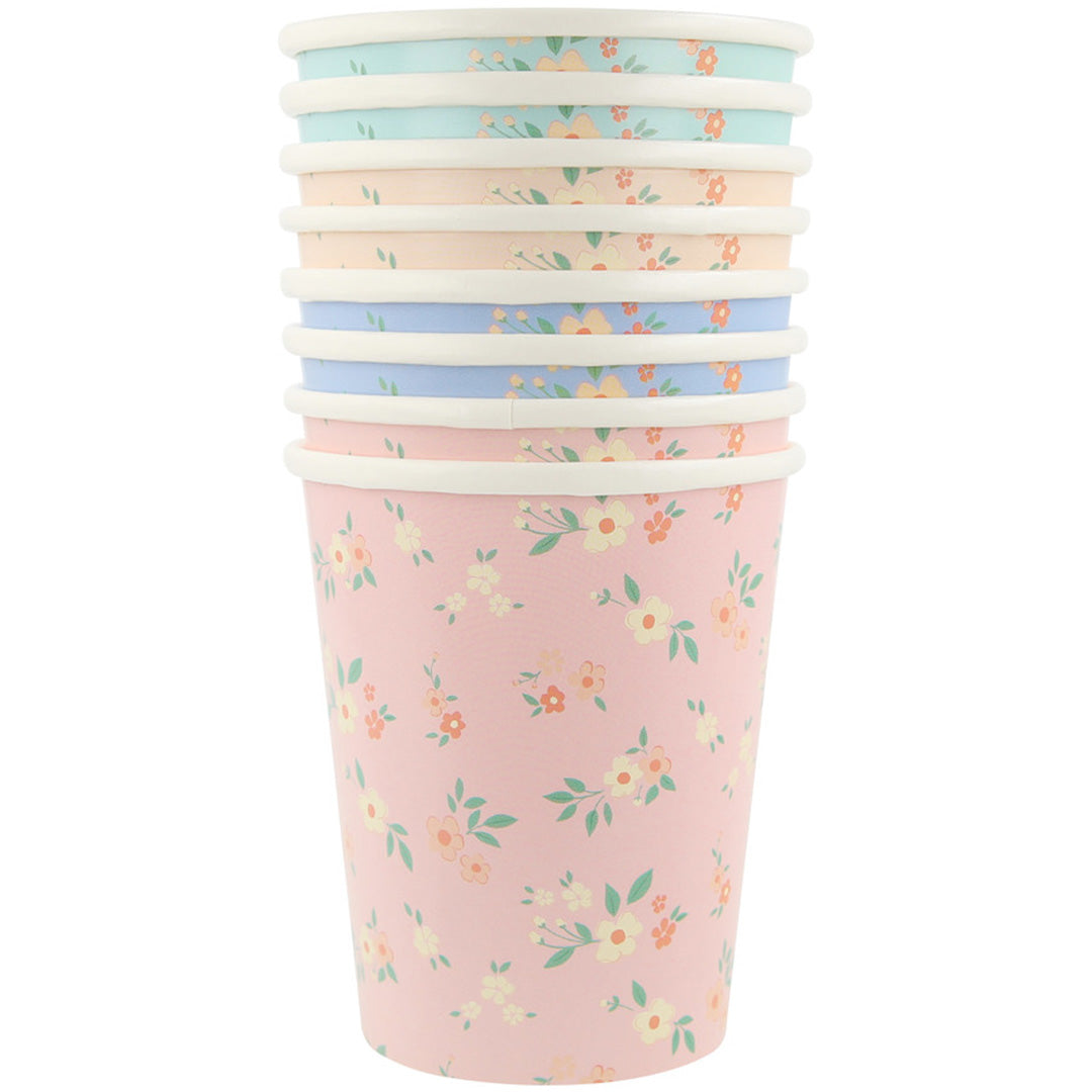 Een stapel Meri Meri papieren bekers met een vintage bloemenpatroon in pastelkleuren.