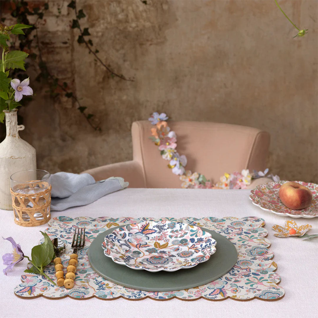 Meri Meri bord met Liberty Mabelle bloemenpatroon op een gedekte tafel met placemat en bestek.