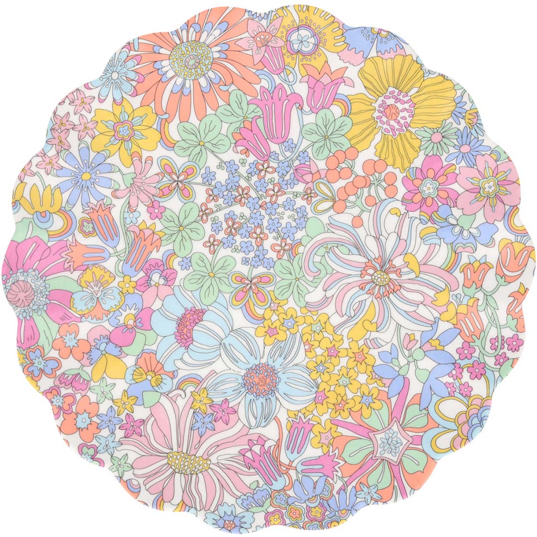 Meri Meri bord met een veelkleurig gebloemd 'rainbow garden' patroon en een geschulpte rand, van bovenaf gefotografeerd.