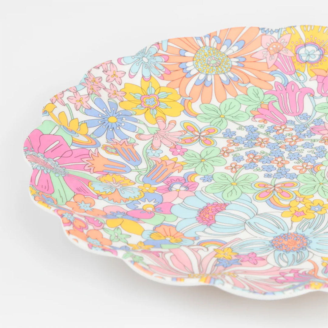 Meri Meri bord met een veelkleurig gebloemd 'rainbow garden' patroon, schuin gefotografeerd om de geschulpte rand te tonen.