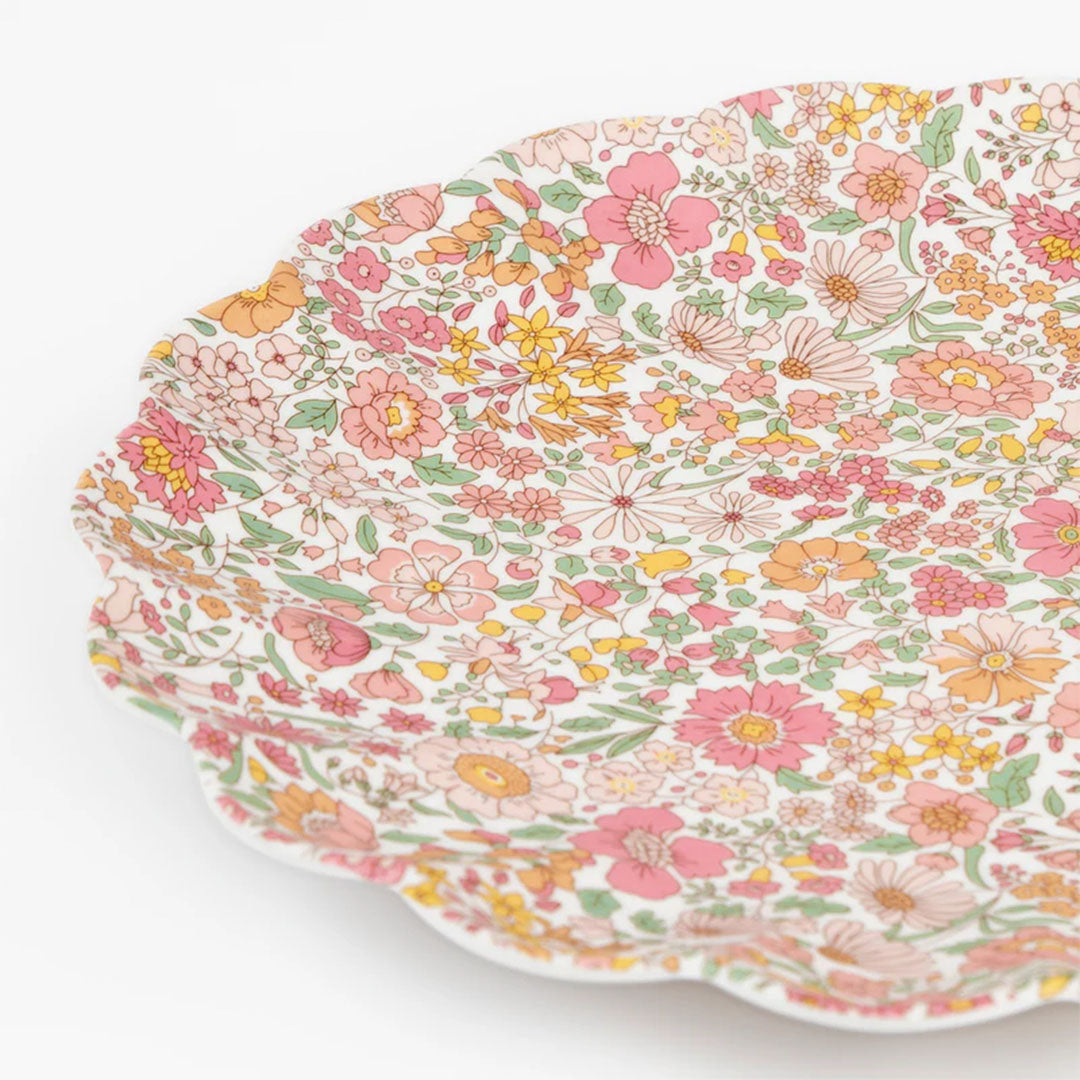 Detail van een Meri Meri herbruikbaar bord met geschulpte rand en bloemenpatroon.