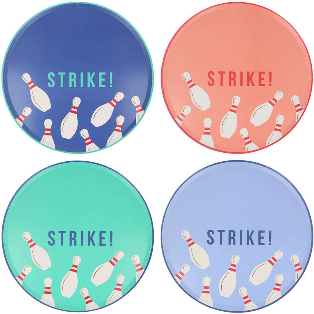 Vier ronde meri meri papieren borden met een bowlingthema, inclusief bowlingpins en de tekst 'STRIKE!'.