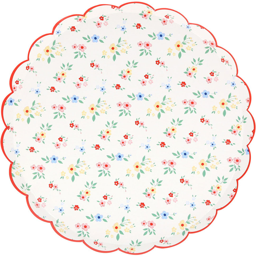 Een Meri Meri papieren feestbord met een gebloemd ditsy posy patroon en een geschulpte rode rand.