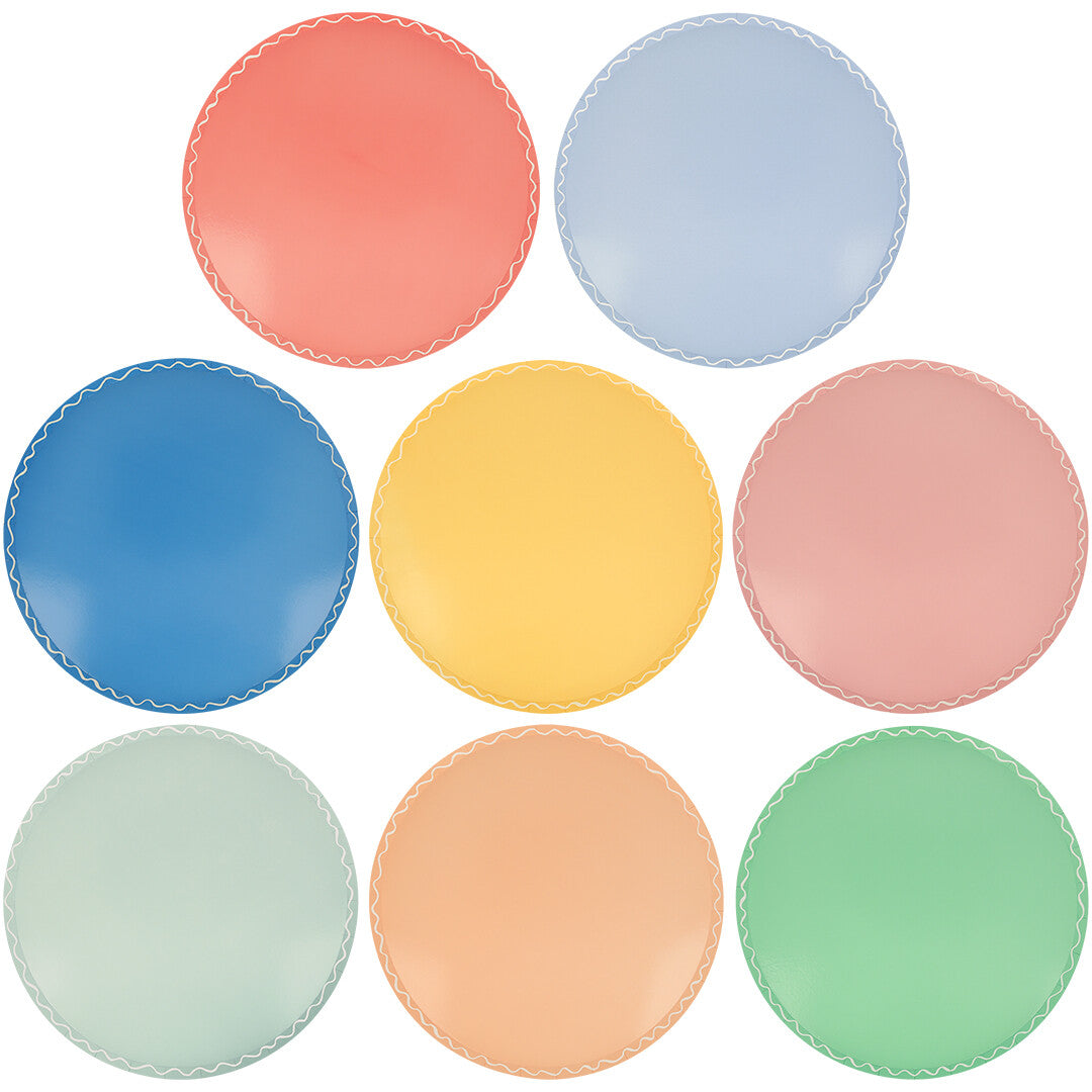 Meri Meri set van acht ronde papieren feestborden in diverse pastelkleuren met een golvende rand.