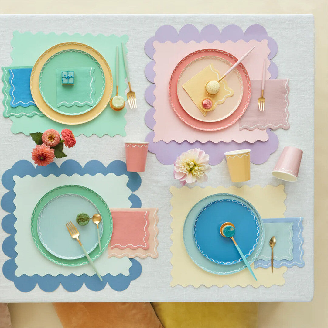 Overzicht van een feesttafel met Meri Meri papieren borden en bijpassende decoraties in zachte tinten.