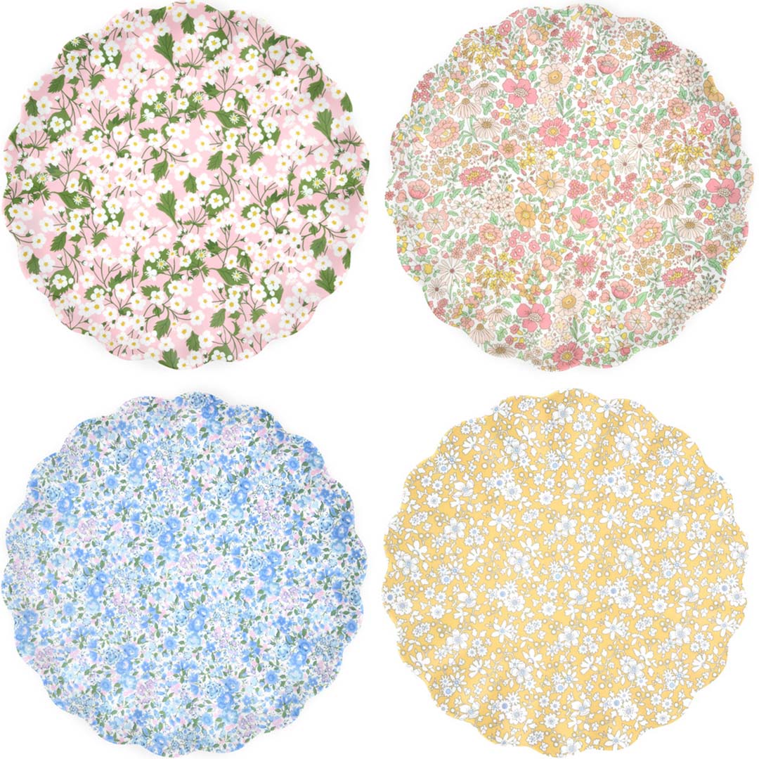 Vier Meri Meri melamine borden met verschillende gebloemde patronen in roze, geel, blauw en roze-geel.