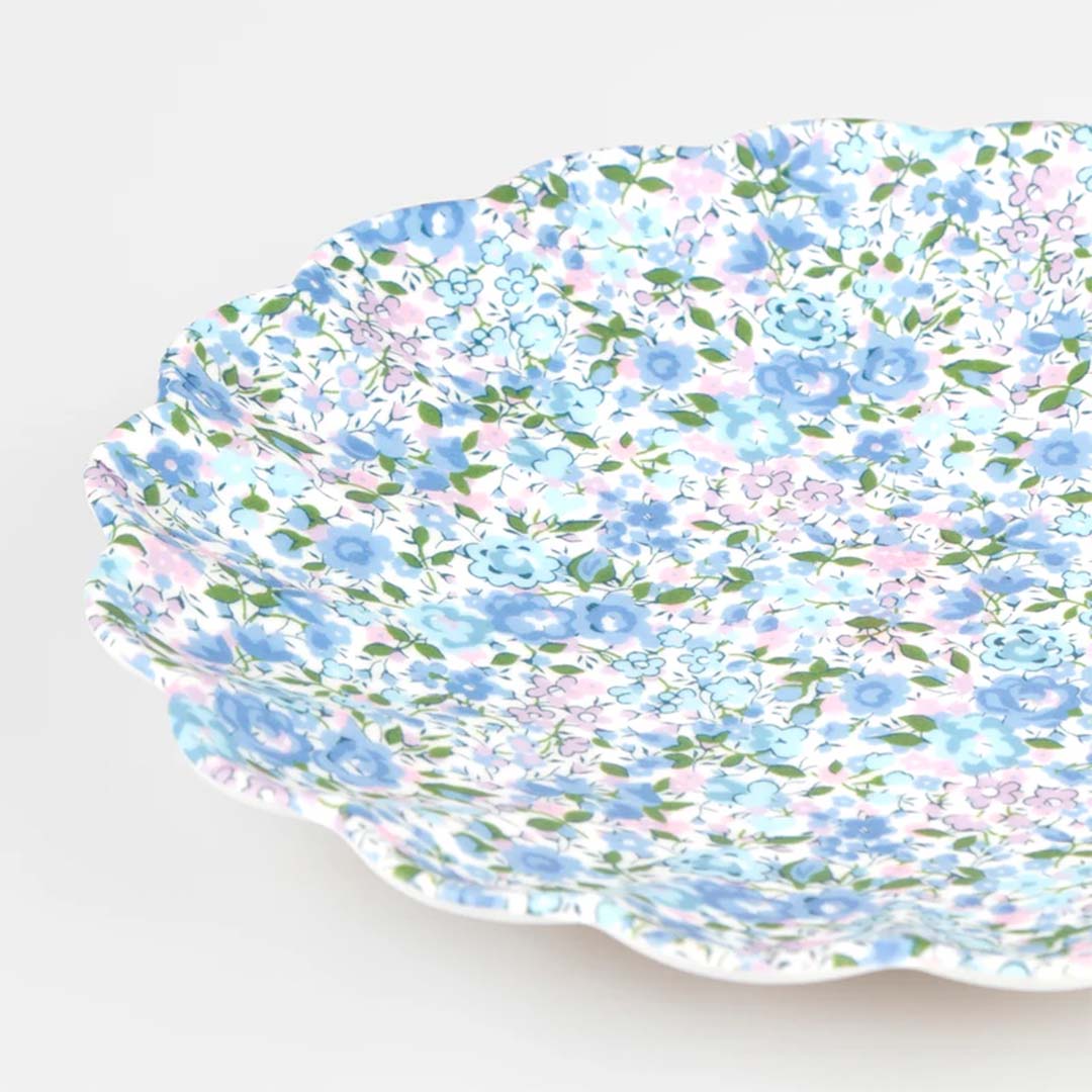 Detail van een blauw Meri Meri speelgoedbord met bloemenpatroon en geschulpte rand.