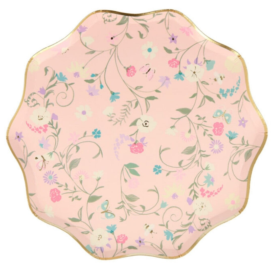 Een roze Meri Meri papieren feestbord met een bloemen- en vlinderpatroon, van bovenaf gezien.
