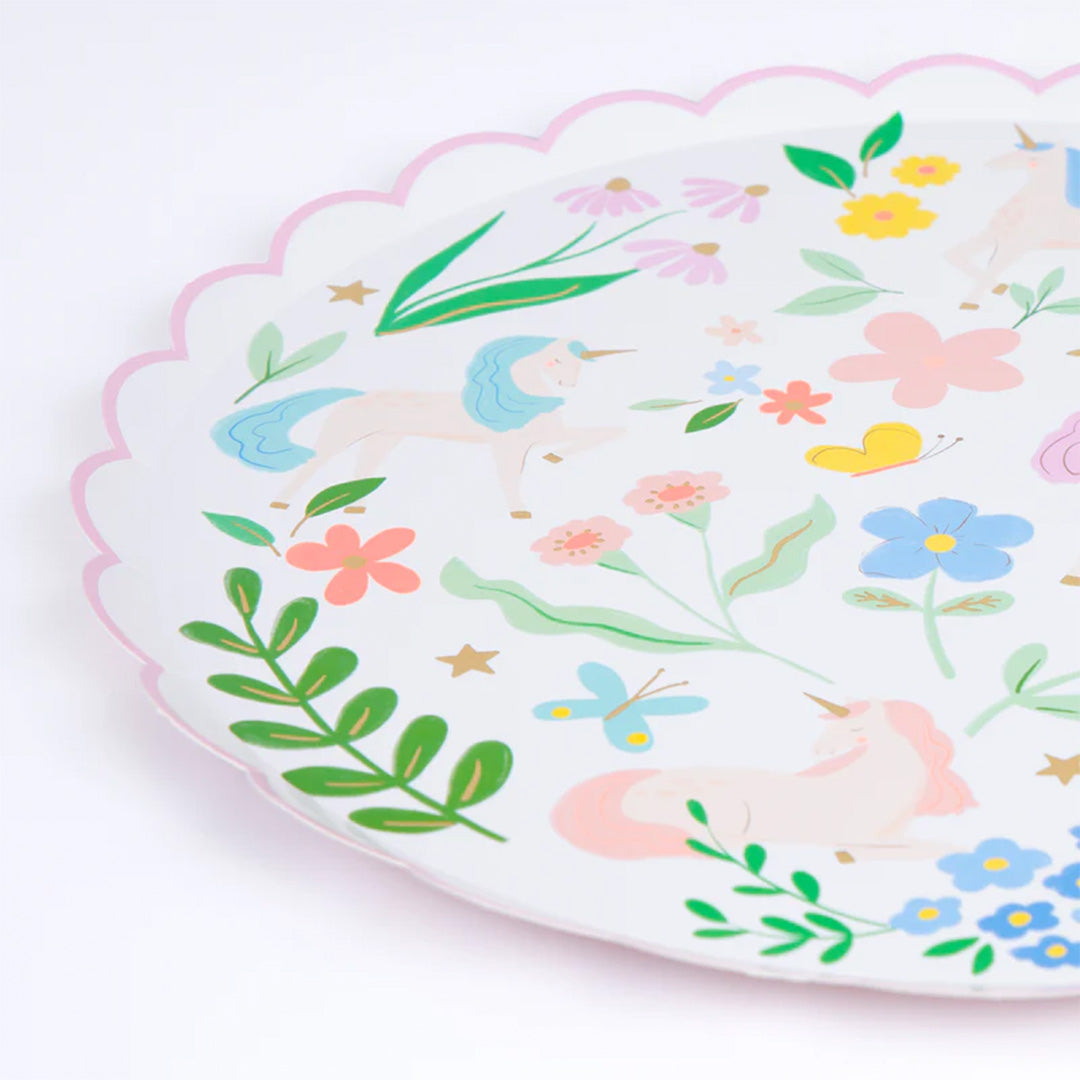 Detail van een Meri Meri speelgoed servies bord met eenhoorns en bloemen.