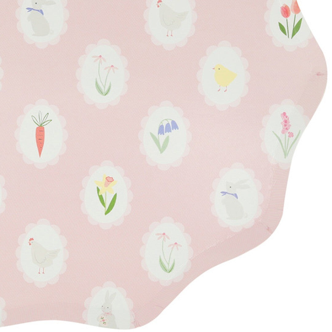 Detail van een Meri Meri roze paasbord met een patroon van konijnen, kuikens, wortels en bloemen.