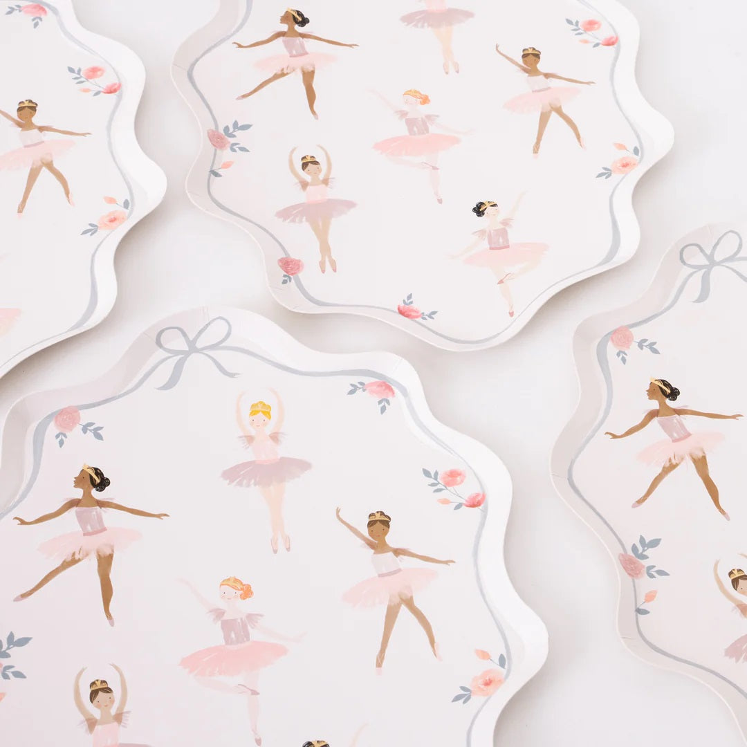 Detailopname van meerdere Meri Meri feestbordjes met een patroon van diverse ballerina's en rozen.