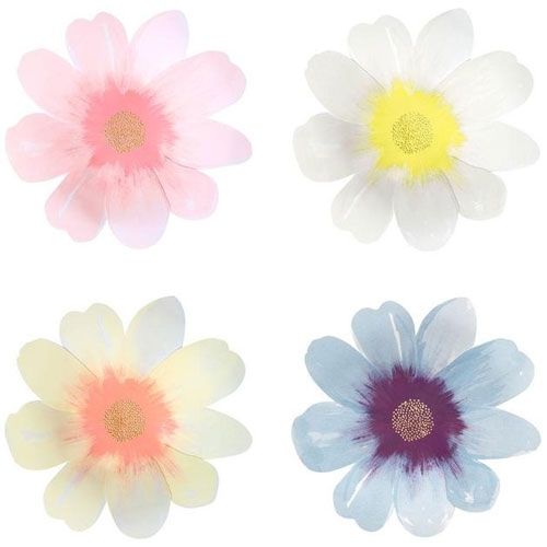 Vier Meri Meri bloemvormige bordjes in verschillende pastelkleuren.
