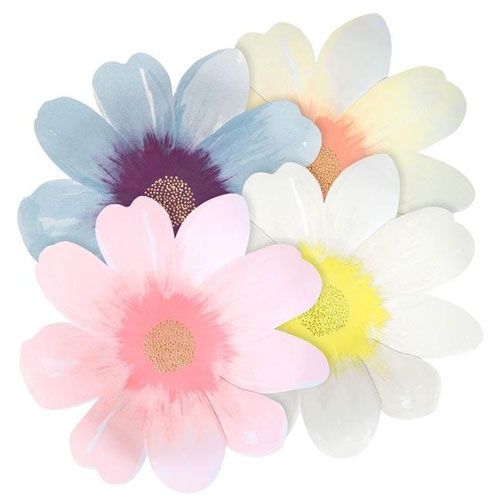 Een stapel Meri Meri bloemvormige bordjes in roze, wit, blauw en geel.