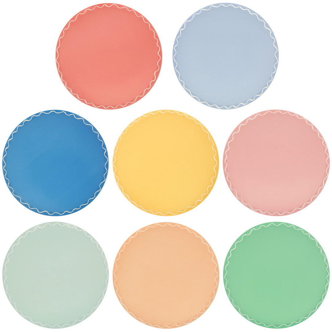 Meri Meri set van acht ronde papieren feestbordjes in verschillende pastelkleuren met golvende randen.
