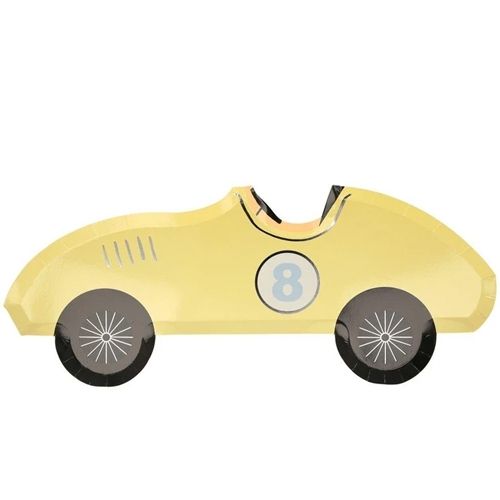 Een geel meri meri raceauto bordje met het nummer 8 erop.