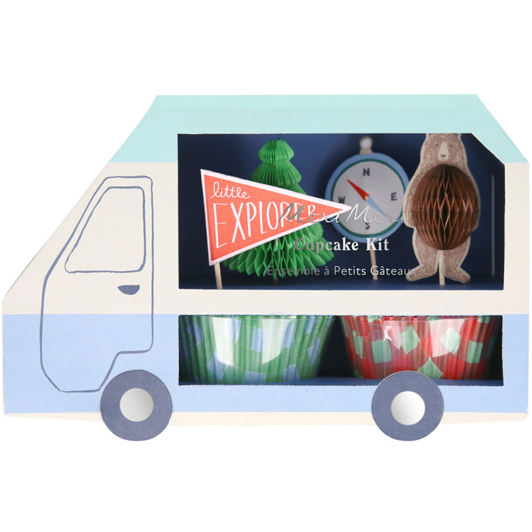 Meri Meri cupcake set camping adventure in een verpakking in de vorm van een busje, met zicht op toppers en wrappers.