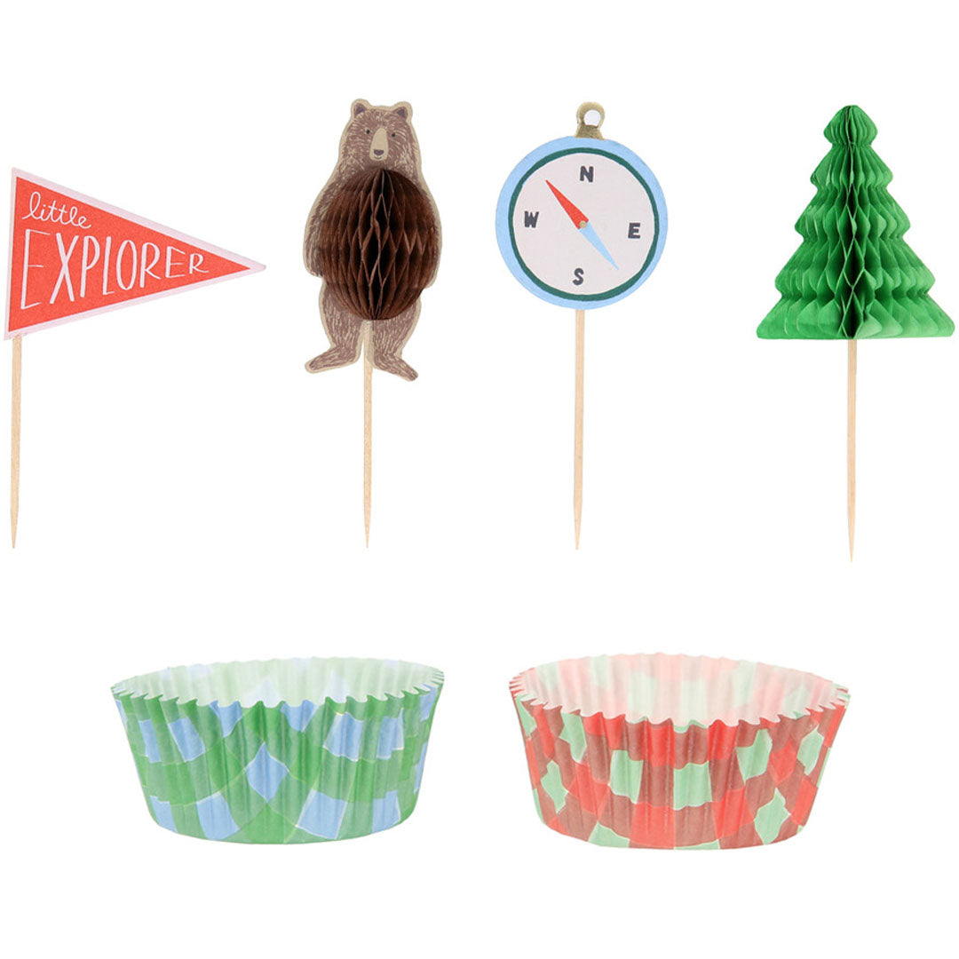 Meri Meri cupcake set met losse toppers van een vlag, beer, kompas en boom, en twee geruite wrappers.