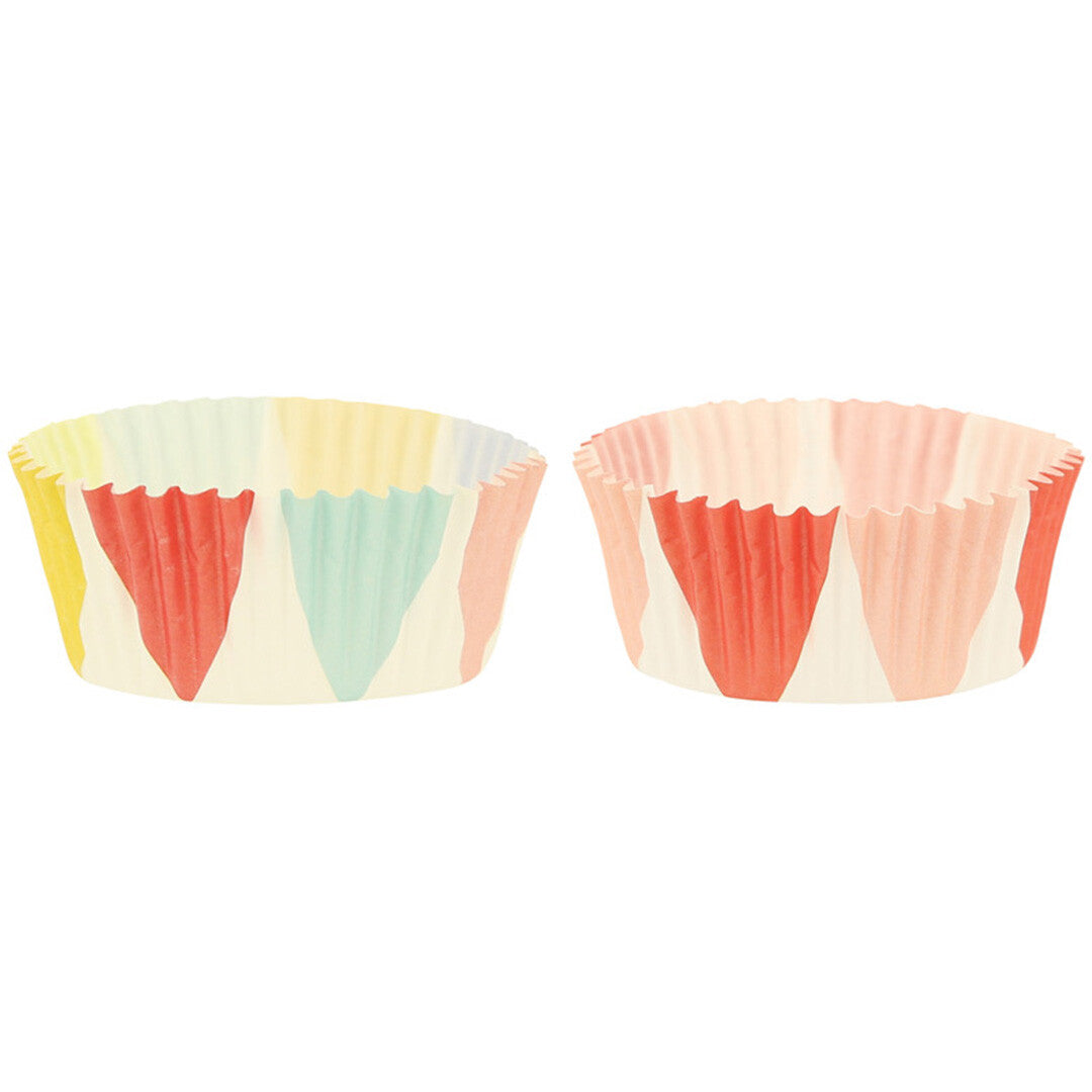 Detail van twee kleurrijke cupcake cases met een driehoekspatroon.