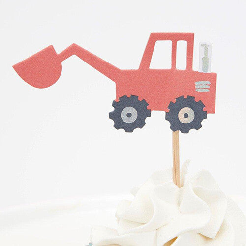 Meri Meri cupcake topper van een rode shovel truck op een cupcake met witte frosting.